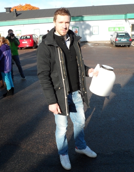 "Vill du ha ett asylboende i Påskallavik?” Röster samlas in av Rasmus Gårdebrink.