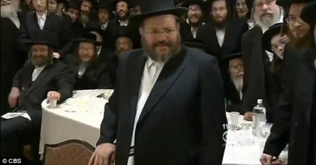 Nechemya Weberman med stöd av andra judar