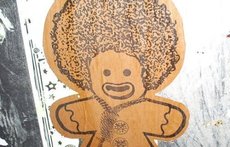 Den omstridde konstnären Dan Park skapade en egen pepparkaksgubbe med afrokrull.