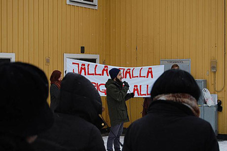 Daniel Riazat talar i Ludvika kort efter att småbarnspappan Tommy Lundén dödats av främlingar.