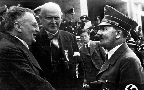 Sven Hedin hälsar på Hitler under Olympiska spelen i Berlin 1936.