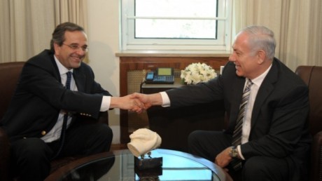 Antonis Samaras skakar hand med Israels premiärminister Benjamin Netanyahu för två år sedan.