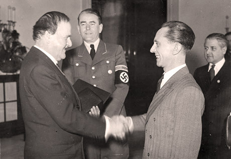 Wilhelm Kreis (t.v.) mottar Adlerschild av Joseph Goebbels. I bakgrunden Albert Speer.