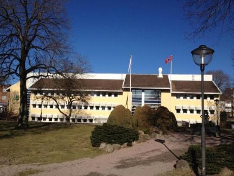 Flagga vid Ljungbys kommunhus. Foto: Nordfront