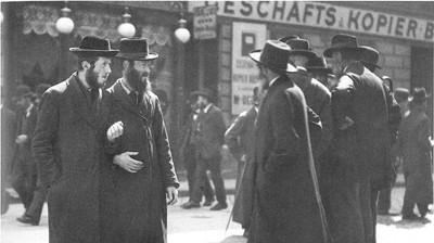 Judar i Wien 1915. En vanlig syn under tiden som Hitler levde i staden.