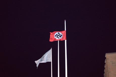 Hakkorsflagga utanför Vimmerbys kommunhus. Foto: Nordfront
