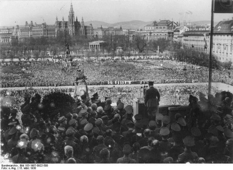 Hitler talar till 200 000 åhörare i Heldenplatz i Wien.
