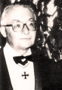 Henri Fenet några år före sin död, stolt bärandes Riddarkorset.