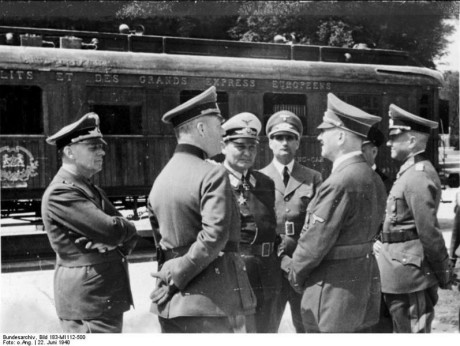 Den tyska delegationen (från vänster): Ribbentrop, Keitel, Göring, Hess, Hitler, Raeder (skymd) och von Brauchitsch.