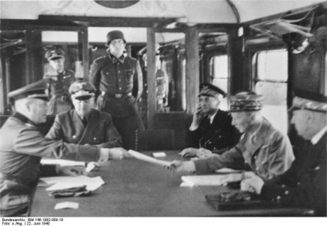 Wilhelm Keitel överlämnar villkoren till den franske generalen Charles Huntziger.