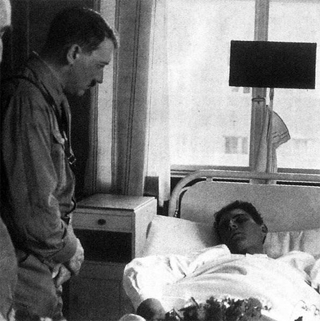 Adolf Hitler vid Heinrich Gutsches dödsbädd.