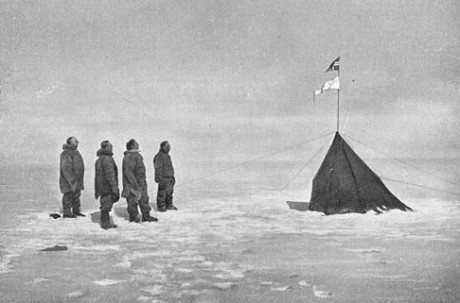 Från vänster: Roald Amundsen, Helmer Hanssen, Sverre Hassel och Oscar Wisting fäster den norska flaggan på Sydpolen i december 1911. Bilden är tagen av Olav Bjaaland.