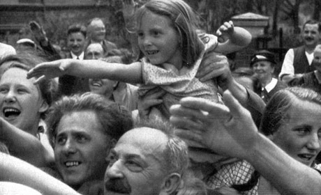En folksamling i München jublar åt Hitler.