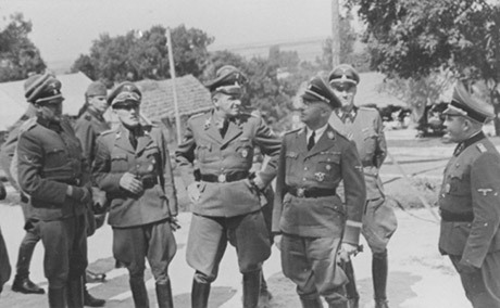 Hanns Johst (mitten) med Himmler.