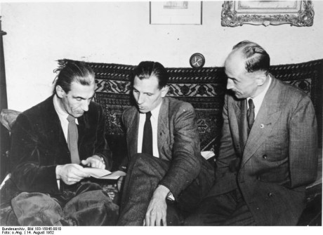 Tre av de nio personerna som grundade Tyska socialistiska rikspartiet. Från vänster: Fritz Dorls, Ott Ernst Remer, Wolf von Westarp. Bild tagen i augusti 1952.