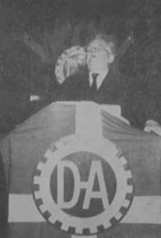 Harald Bergstedt i talarstolen för Den Danske Arbejdsfællesskab, DDA, den danska motsvarigheten till Deutsche Arbeitsfront och Kraft Durch Freude.