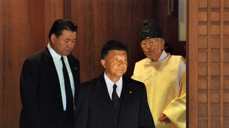 Inrikesminister oshitaka Shindo (mitten) besöker templet.