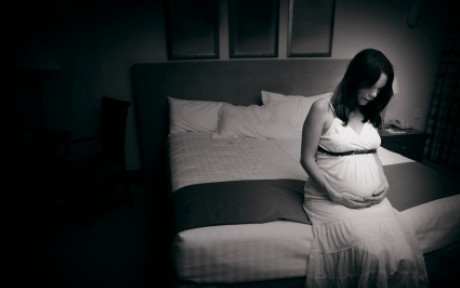 gravid kvinna på säng