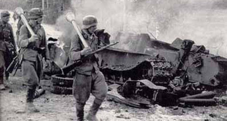 Slaget vid Tali-Ihantala: Finska soldater vid sovjetiska stridsvagnsvrak .