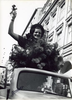 Sally Bauer hyllas efter den andra kanalsimningen 1951. 