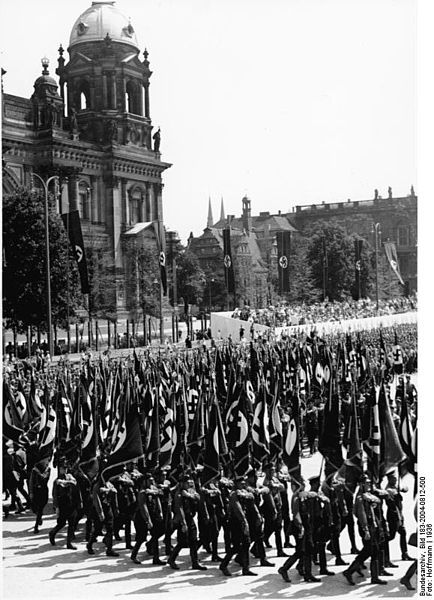 Nationalsocialister marscherar i Berlin.