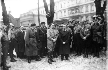 Hitler och Goebbels vid Horst Wessels grav i januari 1933.