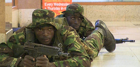 Kenyansk militär inne på köpcentret.