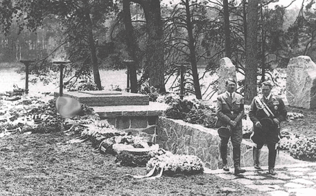 Hitler och Göring efter ett besök i graven.