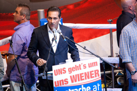 Strache håller tal för FPÖ.