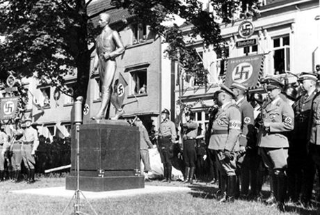 Den största vedergällningen: Horst Wessel som staty i Bielefeld efter nationalsocialismens seger.