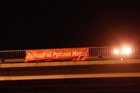 Banderoller sätts upp för att rekrytera deltagare till Ryska marschen.