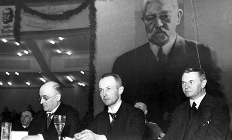 Brüning fruktade med rätta att Hitler skulle väljas till rikspresident om HIndenburg inte ställde upp i presidentvalet eller dog. Han övertalade därför den gamle mannen att ställa upp i presidentvalet 1932. Hitler kom på andra plats med över 11 miljoner röster.