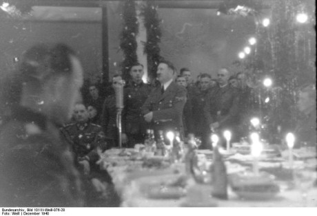 Bundesarchiv_Bild_101III-Weill-076-28_Angehörige_der_Waffen-SS_bei_Weihnachtsfeier