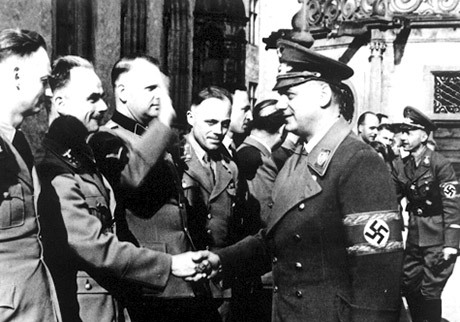 Helmut Stellbrecht, längst till höger, och Alfred Rosenberg hälsar på partifunktionärer.