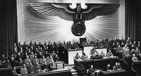 Adolf Hitler förklarar krig mot USA inför tyska riksdagen den 11 december 1941.