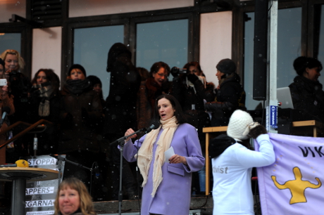 Birgitta Ohlsson var en av flera som deltog på manifestationen som krävde samtyckeslagstiftning. I bakgrunden syns bland andra Gudrun Schyman.