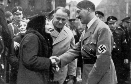 Hitler tar i hand med en gammal dam vid dagen för återföreningen med Saarland.