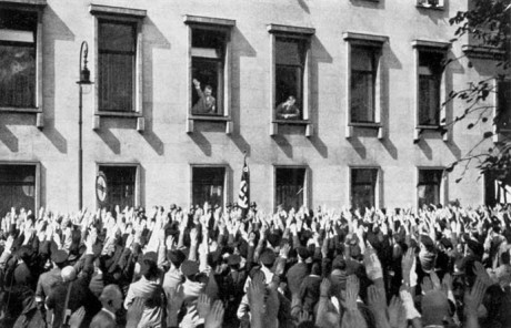 En delegation från Saarland hälsar Hitler i Berlin.