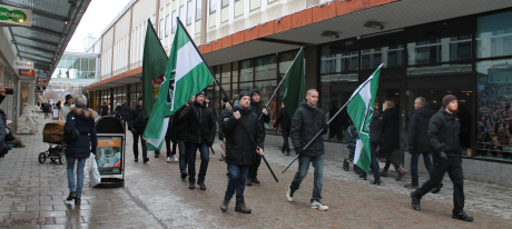 Aktivister marscherar in i centrala Falun.