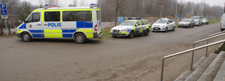 Många poliser satt och hade fikapaus hela dagen utanför Södertörns tingsrätt.