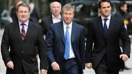 Roman Abramovich (i mitten) på spatsertur i London.