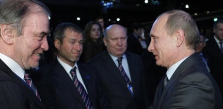 Vladimir Putin i förgrunden, Roman Abramovich i bakgrunden.