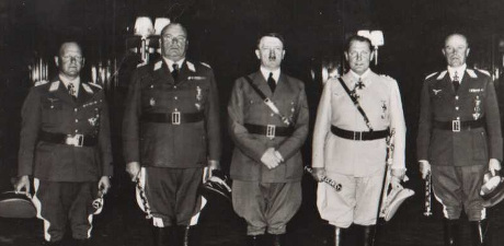 Hugo Sperrle tillsammans med Hitler och andra fältmarskalkar i Luftwaffe