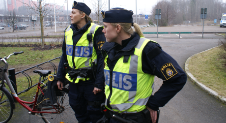 Två tjejpoliser spanar in något - kanske såg de en snygg motståndsman?
