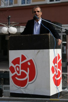 Läraren och kommunfullmäktigeledamoten Josef Erdem håller tal på Sveatorget i Borlänge.