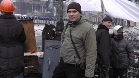 Dimitrij Bobrov, som nyligen uttryckte sitt stöd till Motståndsrörelsens fängslade aktivister, här på plats i Ukraina under ett tidigare skede av revolutionen.