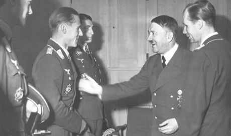 Günther Rall får svärdstecken av Hitler