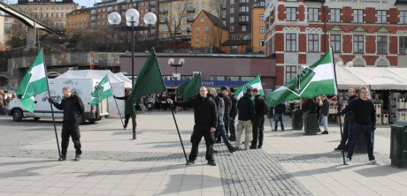 Niklas Frost och andra aktivister vid Slussen.