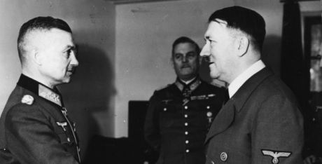 Walter Model får ta emot eklöven av Hitler