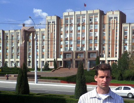 Utanför Högsta sovjet i Tiraspol, Transnistrien. Staty av Lenin till vänster.
